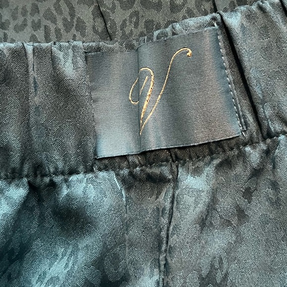 Victoria Secret Satin Women’s Sleep Shorts in Size XXL. Blue cheetah print - Picture 4 of 4